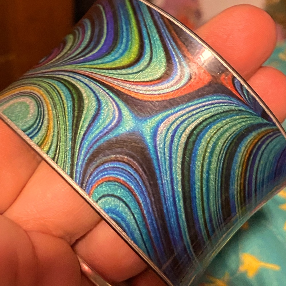 BUNDLE SALE 5/$25! Funky wide cuff,black lucite/multicolor metallic swirl - Picture 5 of 11